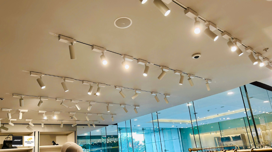 he-thong-am-thanh-nhac-nen-cho-shop-thoi-trang-bose-fs2c-Moschino-4