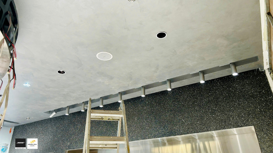 he-thong-am-thanh-nhac-nen-cho-shop-thoi-trang-bose-fs2c-Moschino-6