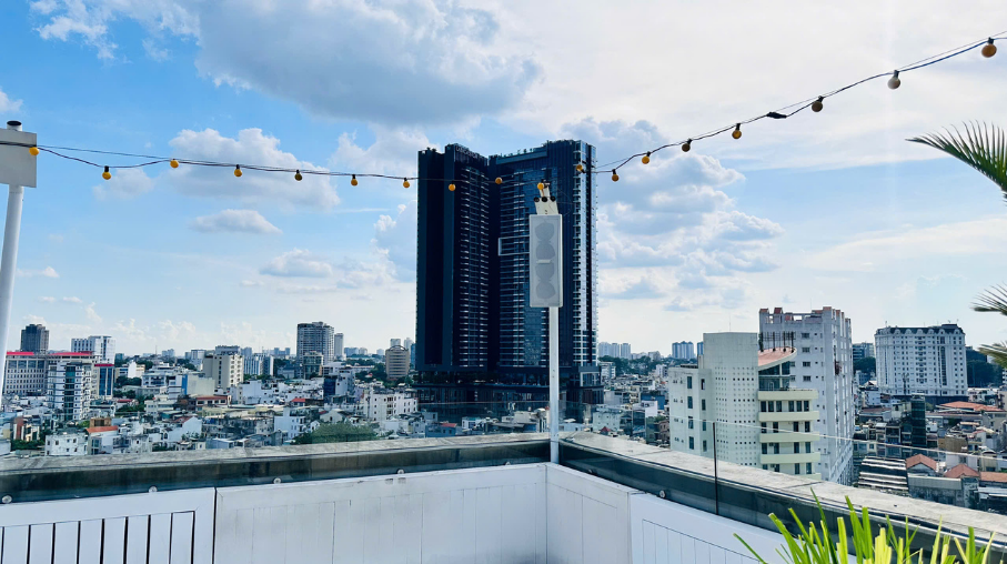 bose-402v-powersoft-t302a-banana-mama-rooftop-bar-3