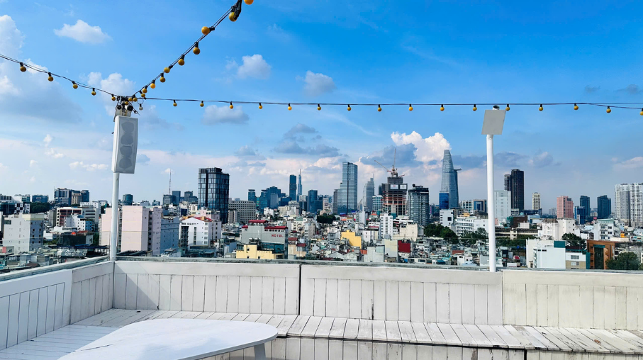 bose-402v-powersoft-t302a-banana-mama-rooftop-bar-4