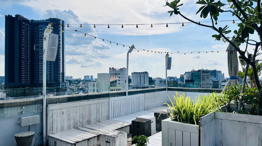 bose-402v-powersoft-t302a-banana-mama-rooftop-bar-5