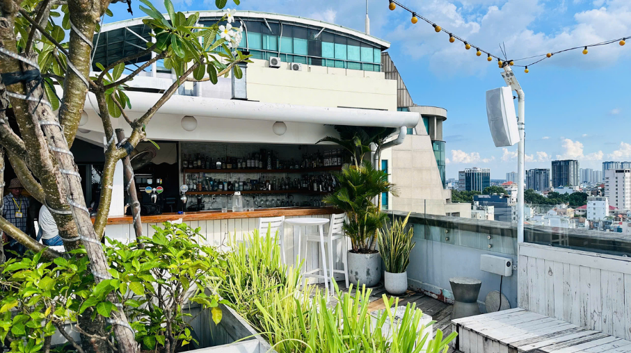 bose-402v-powersoft-t302a-banana-mama-rooftop-bar-6